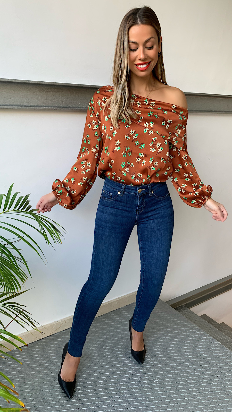 Blusa Negra Detalle Escote V - | Ottro.com