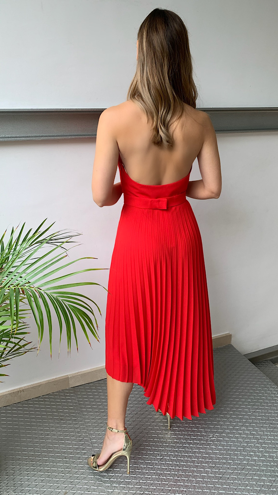 Vestido Rojo Plisado Bajo Asimétrico - | Ottro.com