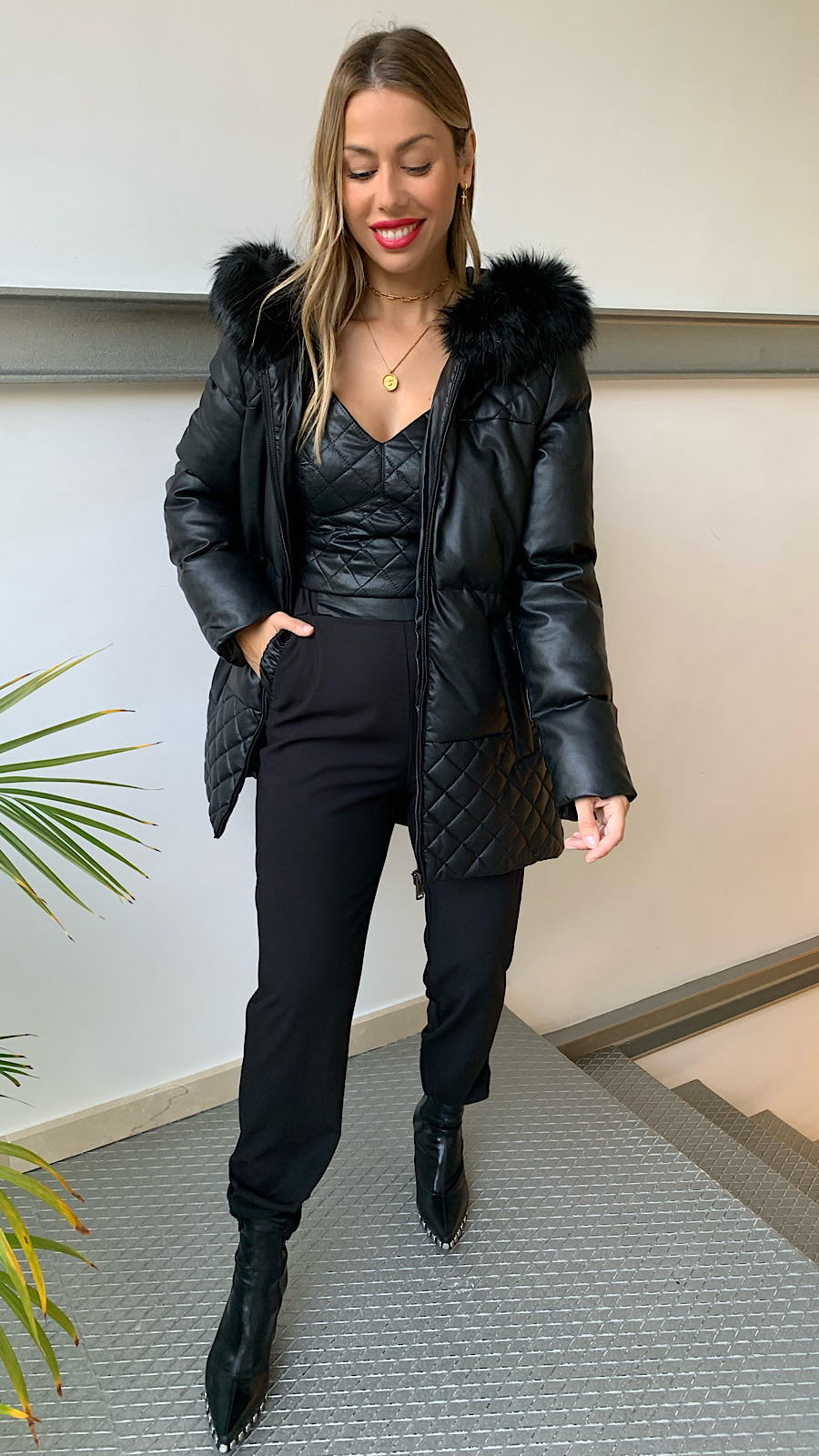 Alternative view of Abrigo Negro Efecto Cuero