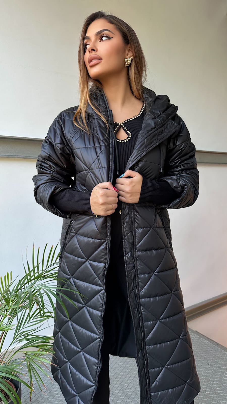 Abrigo Acolchado Negro Weightless - Imagen 2