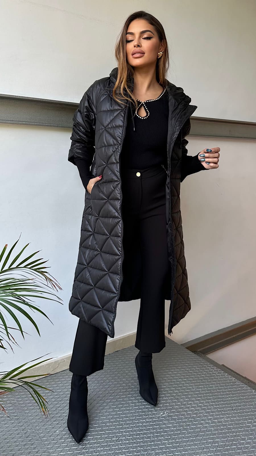 Abrigo Acolchado Negro Weightless - Imagen 3