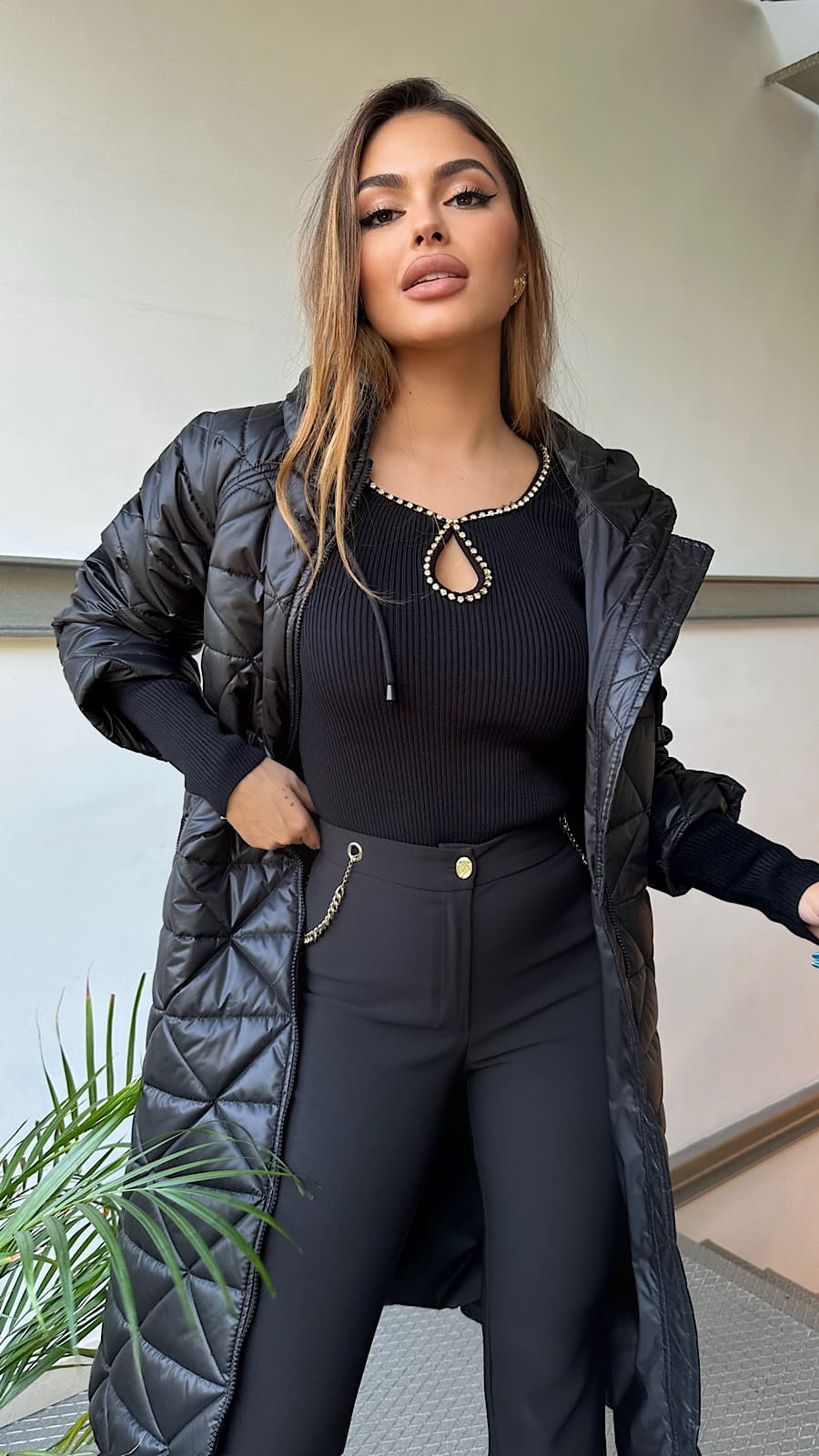 Abrigo Acolchado Negro Weightless - Imagen 4