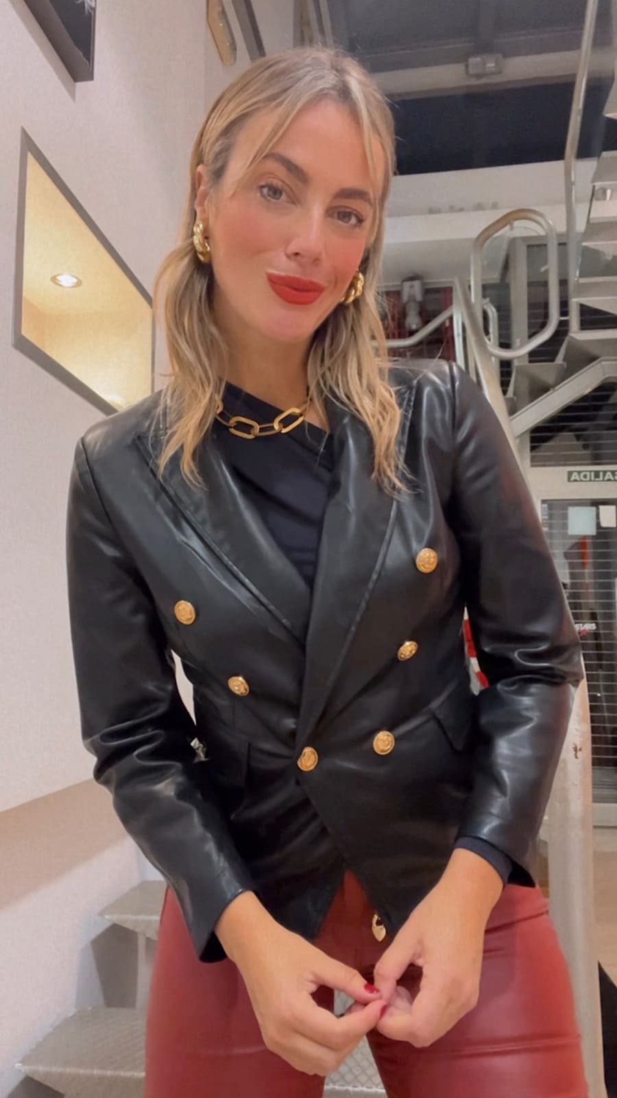 Blazer Negro Botones Dorados Manhattan