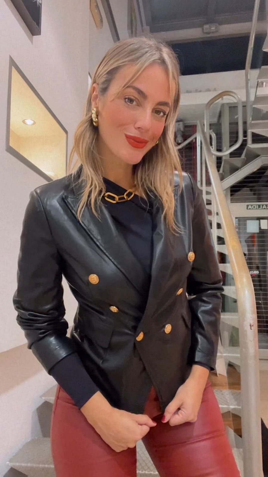 Blazer Negro Botones Dorados Manhattan - Imagen 3