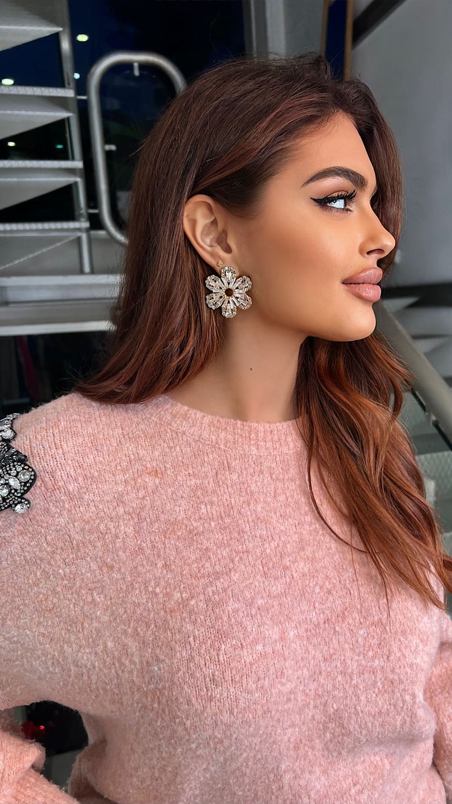 Suéter Rosa Detalle Joya Hombro Soft - Imagen 5